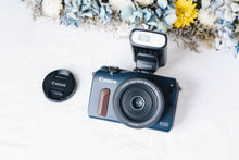 Load image into Gallery viewer, Canon EOS M ネイビーxブラウン【完動品】状態◎▪️デジタルミラーレス一眼レフ▪️オールドコンデジ