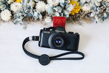 Load image into Gallery viewer, 📸 PENTAX Auto110 レンズ3本付きセット❗️  110フィルム対応・超小型一眼レフ・明るい単焦点レンズ付き✨