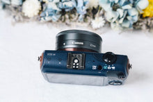 Load image into Gallery viewer, Canon EOS M ネイビーxブラウン【完動品】状態◎▪️デジタルミラーレス一眼レフ▪️オールドコンデジ