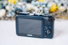 Load image into Gallery viewer, Canon EOS M ネイビーxブラウン【完動品】状態◎▪️デジタルミラーレス一眼レフ▪️オールドコンデジ
