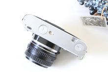 Load image into Gallery viewer, PENTAX ME & 50mm F1.7 シルバー【完動品/美品✨】手のひらサイズ✨軽量フィルム一眼レフカメラ