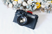 Load image into Gallery viewer, ✨名機レンジファインダー📸 YASHICA Electro 35 GT ✨ろうそく1本の明かりでも写る明るいレンズ搭載❗️