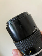 Load image into Gallery viewer, 📷Nikon Ai 135mm F2.8✨前ボケ&後ボケに最適🌷ポートレート向け❗️内蔵フード付き|完動品