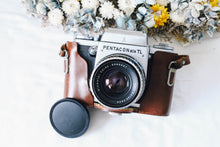 Load image into Gallery viewer, PENTACON SIX TL【完動品】中判カメラ・貴重なストラップ付きのケース付き・ファインダー選べます❗️