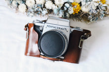 Load image into Gallery viewer, PENTACON SIX TL【完動品】中判カメラ・貴重なストラップ付きのケース付き・ファインダー選べます❗️