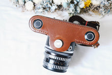 Load image into Gallery viewer, PENTACON SIX TL【完動品】中判カメラ・貴重なストラップ付きのケース付き・ファインダー選べます❗️