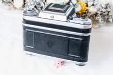 Load image into Gallery viewer, PENTACON SIX TL【完動品】中判カメラ・貴重なストラップ付きのケース付き・ファインダー選べます❗️