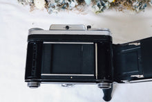 Load image into Gallery viewer, PENTACON SIX TL【完動品】中判カメラ・貴重なストラップ付きのケース付き・ファインダー選べます❗️