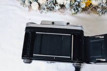 Load image into Gallery viewer, PENTACON SIX TL【完動品】中判カメラ・貴重なストラップ付きのケース付き・ファインダー選べます❗️