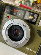 Load image into Gallery viewer, Konica 現場監督  🎖️幻のカーキカラー📸 菅田将暉さん&小松菜奈さん愛用フィルムカメラ【完動品】