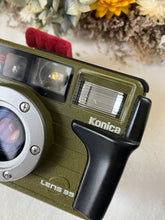 Load image into Gallery viewer, Konica 現場監督  🎖️幻のカーキカラー📸 菅田将暉さん&小松菜奈さん愛用フィルムカメラ【完動品】