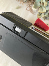 Load image into Gallery viewer, Konica 現場監督  🎖️幻のカーキカラー📸 菅田将暉さん&小松菜奈さん愛用フィルムカメラ【完動品】