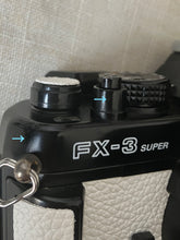 Load image into Gallery viewer, YASHICA FX-3 SUPER 2000 ホワイト🤍【完動品】【希少❗️】貴重な明るい広角レンズ付き❗️