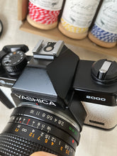 Load image into Gallery viewer, YASHICA FX-3 SUPER 2000 ホワイト🤍【完動品】【希少❗️】貴重な明るい広角レンズ付き❗️