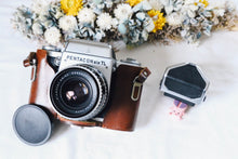 Load image into Gallery viewer, PENTACON SIX TL【完動品】中判カメラ・貴重なストラップ付きのケース付き・ファインダー選べます❗️