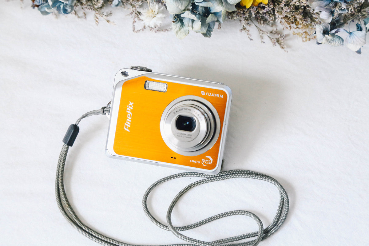FUJIFILM Finepix V10 オレンジ【完動品】【希少❗️】昭和ゲームも 