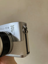 Load image into Gallery viewer, OLYMPUS PEN F ホワイト🤍【完動品】ハーフ一眼レフカメラ・ARTISAN&ARTISTホワイトストラップオプション有り
