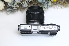 Load image into Gallery viewer, Olympus PEN mini E-PM2 & 14-42mm レンズキット【完動品】美品✨ 超軽量ミラーレスデジタル一眼レフ📸初心者にも扱いやすい万能モデル🔰