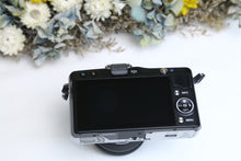 Load image into Gallery viewer, Olympus PEN mini E-PM2 & 14-42mm レンズキット【完動品】美品✨ 超軽量ミラーレスデジタル一眼レフ📸初心者にも扱いやすい万能モデル🔰