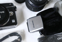 Load image into Gallery viewer, Olympus PEN mini E-PM2 & 14-42mm レンズキット【完動品】美品✨ 超軽量ミラーレスデジタル一眼レフ📸初心者にも扱いやすい万能モデル🔰