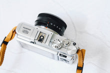 Load image into Gallery viewer, FUJIFILM X-A1【完動品】1000台限定色ホワイト❗️明るいパンケーキレンズ付き🥞