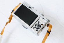 Load image into Gallery viewer, FUJIFILM X-A1【完動品】1000台限定色ホワイト❗️明るいパンケーキレンズ付き🥞