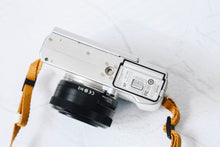 Load image into Gallery viewer, FUJIFILM X-A1【完動品】1000台限定色ホワイト❗️明るいパンケーキレンズ付き🥞