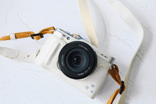 Load image into Gallery viewer, FUJIFILM X-A1【完動品】1000台限定色ホワイト❗️明るいパンケーキレンズ付き🥞