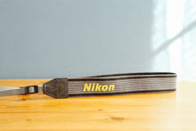 画像をギャラリービューアに読み込む, Nikon グレーストラップ