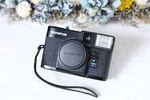 Load image into Gallery viewer, OLYMPUS PEN EF【完動品】フラッシュ付きハーフカメラ
