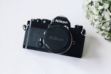 Load image into Gallery viewer, Nikon FM(BK)【完動品】【希少】状態◎ 明るい単焦点レンズ付き❗️
