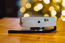 Load image into Gallery viewer, 🎄Christmas Limited｜月に手が届きそうな夜 OLYMPUS PEN EE-3｜ハーフサイズ × 外付けフラッシュ【完動品】
