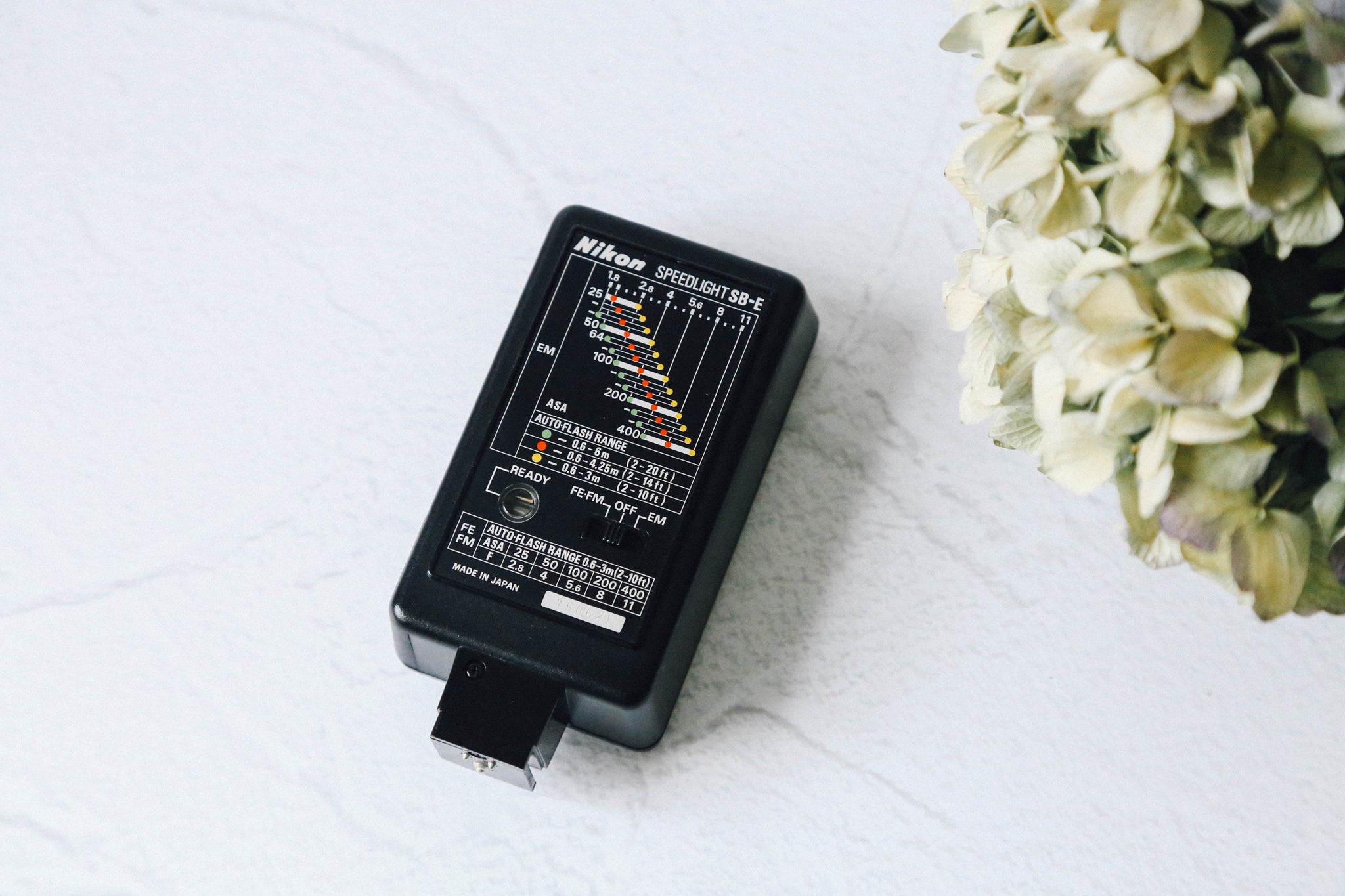 Nikon FE + Nikon SB-E フラッシュ Nikon FE + Nikon SB-E フラッシュ Nikon Speedlight SB-E Shoe Mount