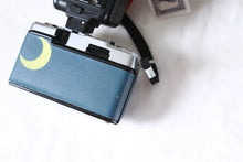 Load image into Gallery viewer, 🎄Christmas Limited｜月に手が届きそうな夜 OLYMPUS PEN EE-3｜ハーフサイズ × 外付けフラッシュ【完動品】
