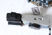 Load image into Gallery viewer, 🎄Christmas Limited｜月に手が届きそうな夜 OLYMPUS PEN EE-3｜ハーフサイズ × 外付けフラッシュ【完動品】
