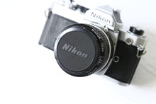 Load image into Gallery viewer, Nikon FM(SV)【完動品】【希少】状態◎ 明るい単焦点レンズ付き❗️
