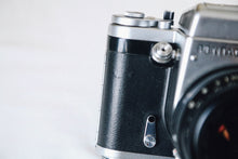 Load image into Gallery viewer, 📸 PENTACON Six TL  明るいビオメターレンズ付き💡 中判カメラ【完動品／希少❗️】
