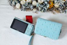 Load image into Gallery viewer, Samsung NX mini ミントブルー｜広角単焦点・Wi-Fi搭載・自撮りOKの軽量ミラーレス【美品・即撮影OK】
