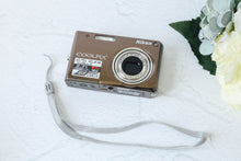Load image into Gallery viewer, Nikon Coolpix S700【美品❗️】【実写済み】【完動品】付属品フルセット▪️CCDカメラ▪️オールドコンデジ▪️デジタルカメラ
