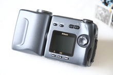 画像をギャラリービューアに読み込む, Nikon Coolpix 990【完動品】スイバル式CCDオールドコンデジ📸｜CFカード＆カードリーダー付
