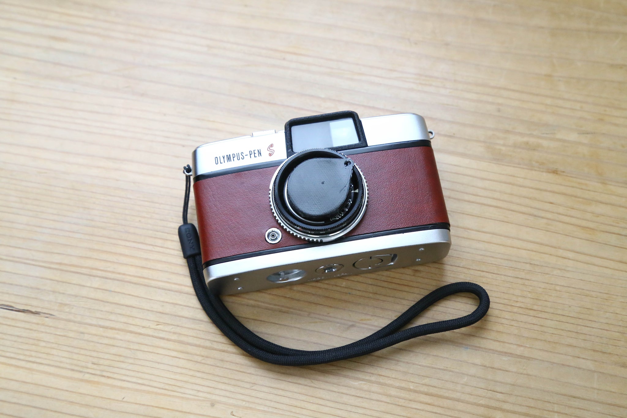 【公式】フジのお歳暮・冬ギフト - WEBカタログ掲載中 お客様】フルオーダー品✨OLYMPUS PEN S｜赤革カスタム＋整備 フィルムカメラ