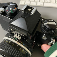 Load image into Gallery viewer, Nikon FE (BK) [Finally working item] Camera used in the movie &quot;Asada Family&quot; starring Kazunari Ninomiya
