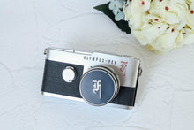 Load image into Gallery viewer, OLYMPUS PEN F 珍しい赤文字の花柄【完動品】【希少】一眼レフハーフカメラ
