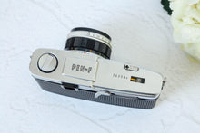 Load image into Gallery viewer, OLYMPUS PEN F 珍しい赤文字の花柄【完動品】【希少】一眼レフハーフカメラ
