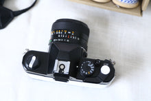 Load image into Gallery viewer, YASHICA FX-3 SUPER 2000 ホワイト🤍【完動品】【希少❗️】貴重な明るい広角レンズ付き❗️
