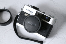 Load image into Gallery viewer, KONICA C35FD【完動品】【美品❗️】明るいレンズ・レトロカメラ
