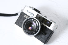 Load image into Gallery viewer, KONICA C35FD【完動品】【美品❗️】明るいレンズ・レトロカメラ
