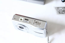 Load image into Gallery viewer, PENTAX Optio E40【完動品】単三電池&amp;SDカード対応🔋海外で人気のエモい写りのオールドコンデジ🕺✨
