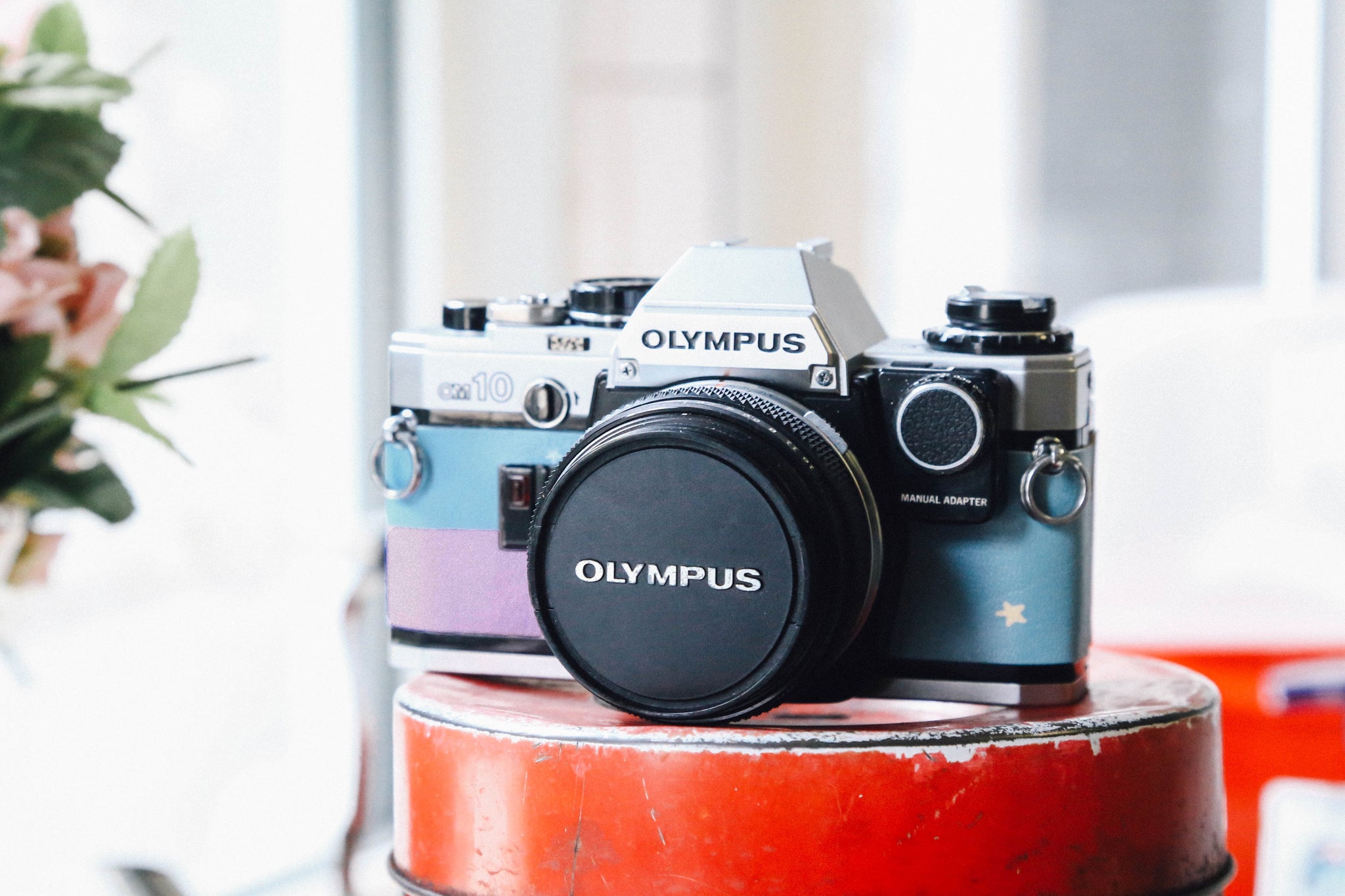 OLYMPUS OM-10 スミレとお星様🪻⭐️【完動品】初心者の方に安心オートあり・明るいパンケーキレンズ付 – Ein Camera