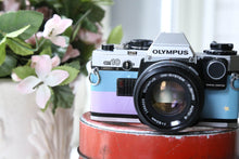 Load image into Gallery viewer, OLYMPUS OM-10 スミレとお星様🪻⭐️【完動品】初心者の方に安心オートあり・明るいパンケーキレンズ付
